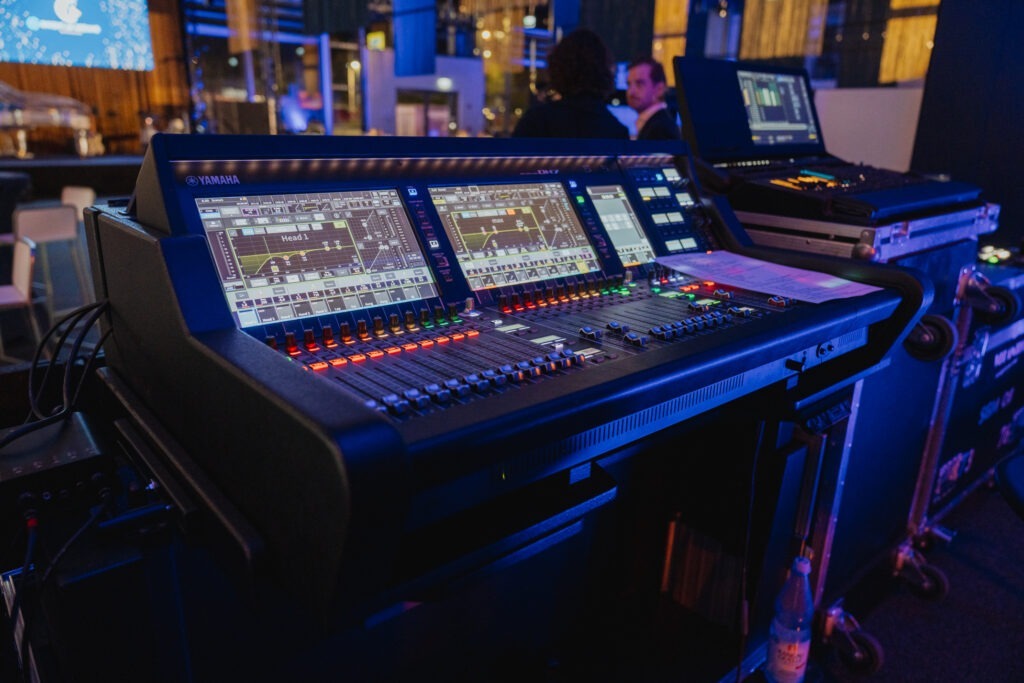 Die eingeschaltete Yamaha DM7-Konsole.